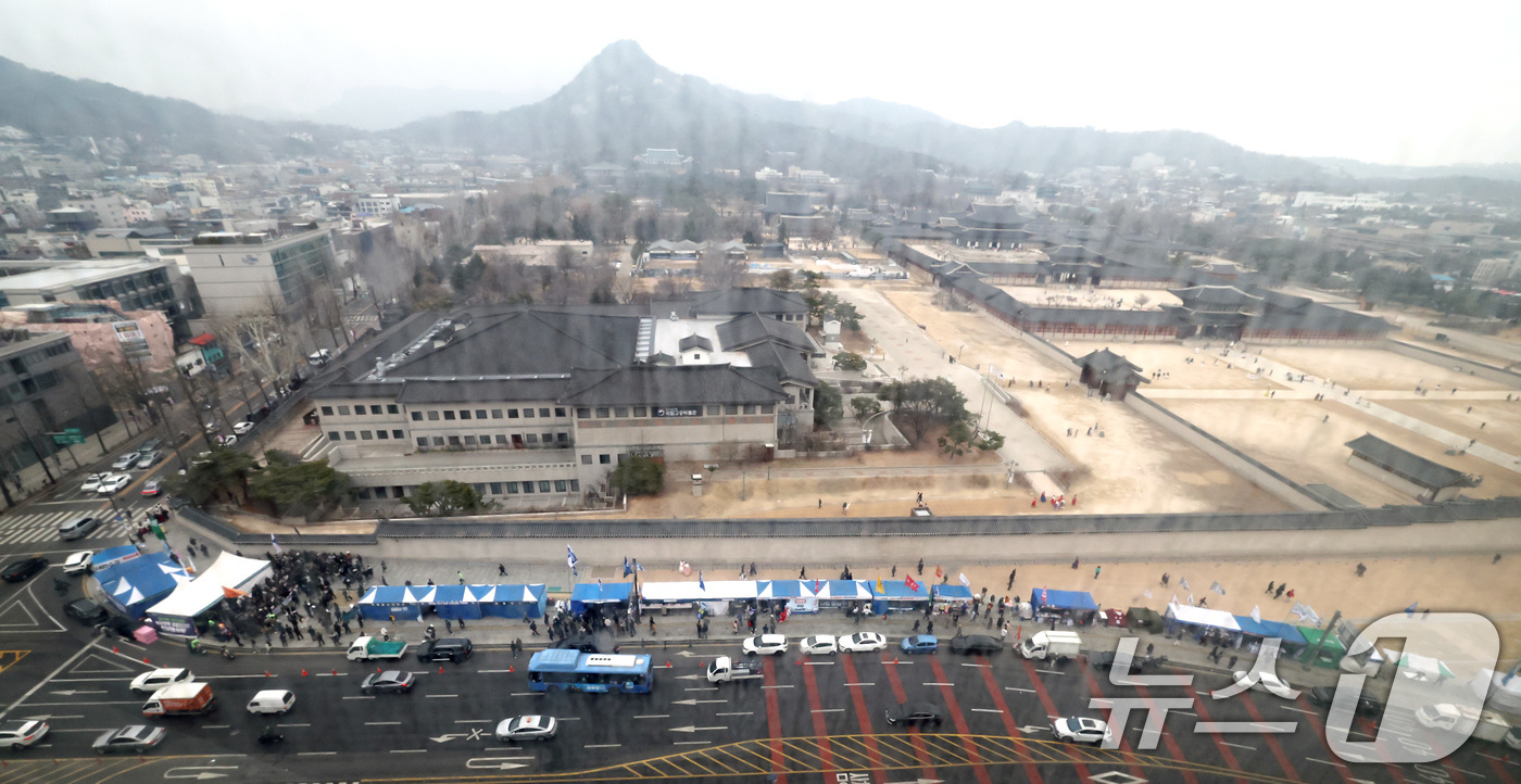 (서울=뉴스1) 임세영 기자 = 12일 서울 종로구 경복궁 인근 도로변으로 윤석열 대통령의 탄핵을 촉구하는 더불어민주당, 조국혁신당, 양대노총 등의 천막 농성장이 늘어서 있다. 2 …