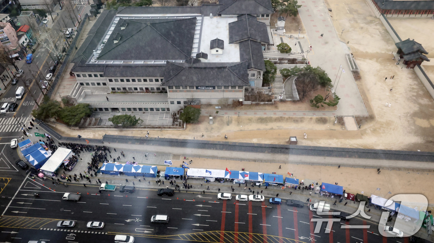 (서울=뉴스1) 임세영 기자 = 12일 서울 종로구 경복궁 인근 도로변으로 윤석열 대통령의 탄핵을 촉구하는 더불어민주당, 조국혁신당, 양대노총 등의 천막 농성장이 늘어서 있다. 2 …