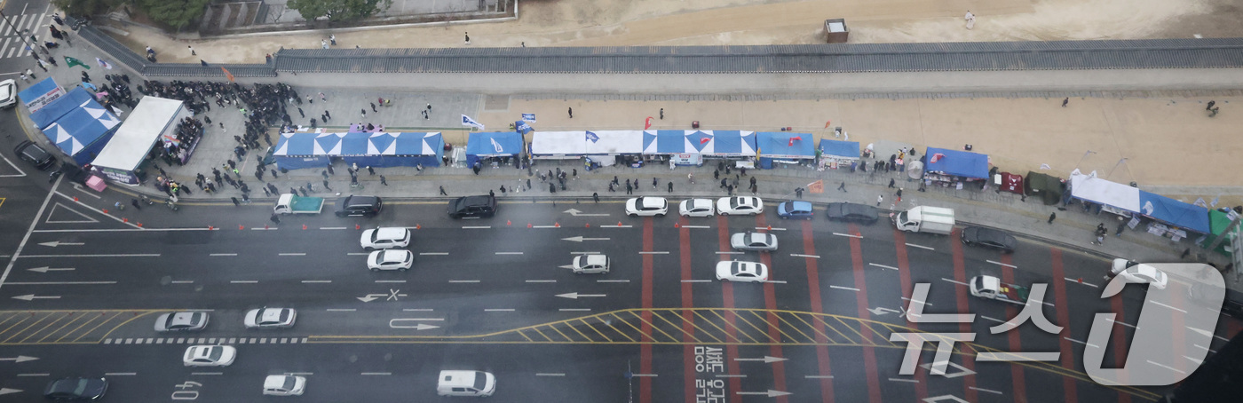 (서울=뉴스1) 임세영 기자 = 12일 서울 종로구 경복궁 인근 도로변으로 윤석열 대통령의 탄핵을 촉구하는 더불어민주당, 조국혁신당, 양대노총 등의 천막 농성장이 늘어서 있다. 2 …