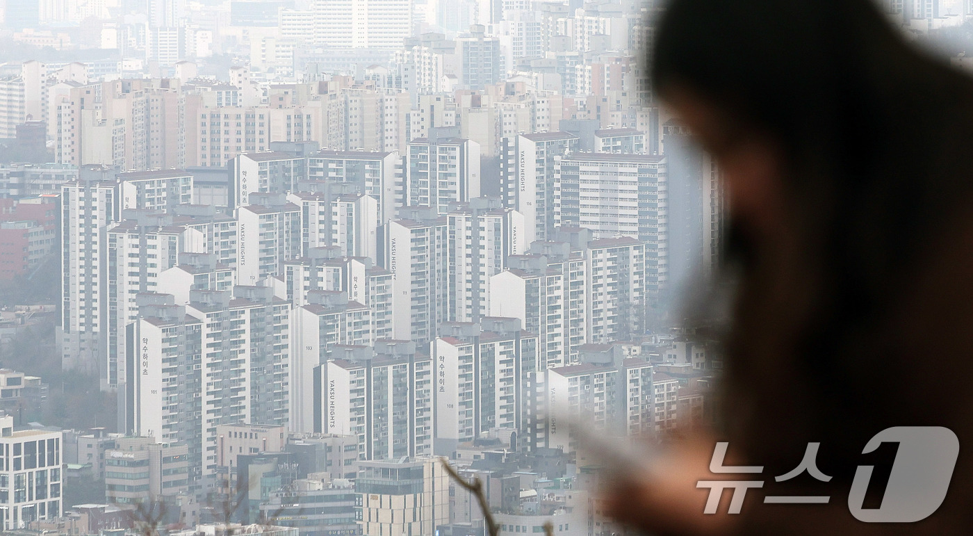 (서울=뉴스1) 박지혜 기자 = 지난달 전국 아파트 평균 분양가가 처음으로 3.3㎡(평)당 3000만원을 넘어선 것으로 집계됐다.12일 부동산R114 자료에 따르면 지난달 전국 아 …