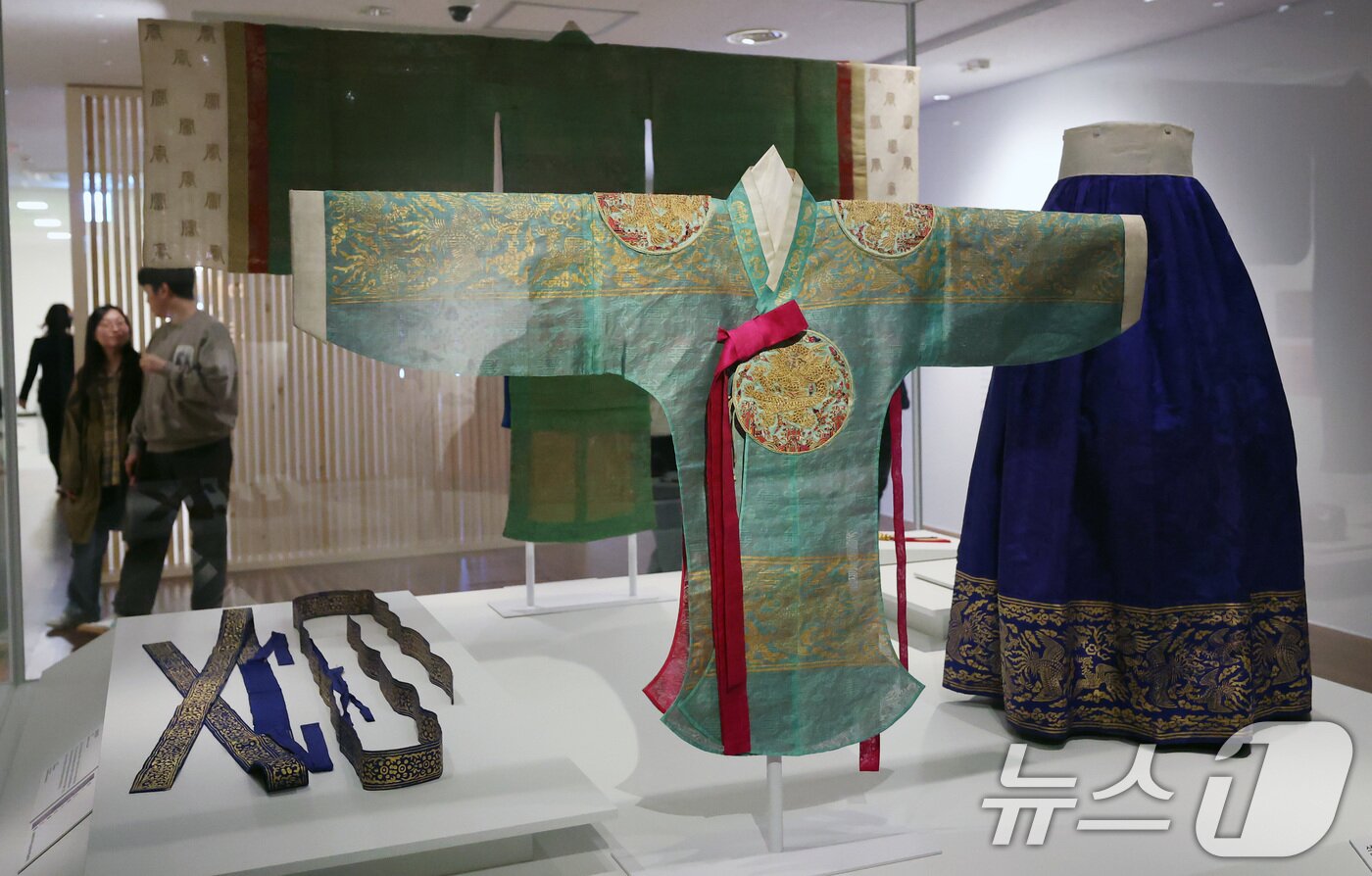본문 이미지 - 12일 서울 종로구 국립고궁박물관에서 열린 &#39;의친왕가 복식&#39; 국가민속문화유산 지정 기념 전시 궁중 여인의 복식 전시회에서 관람객들이 조선 고종의 차남인 의친왕 가문의 여성 복식을 바라보고 있다. 2025.3.12/뉴스1 ⓒ News1 임세영 기자