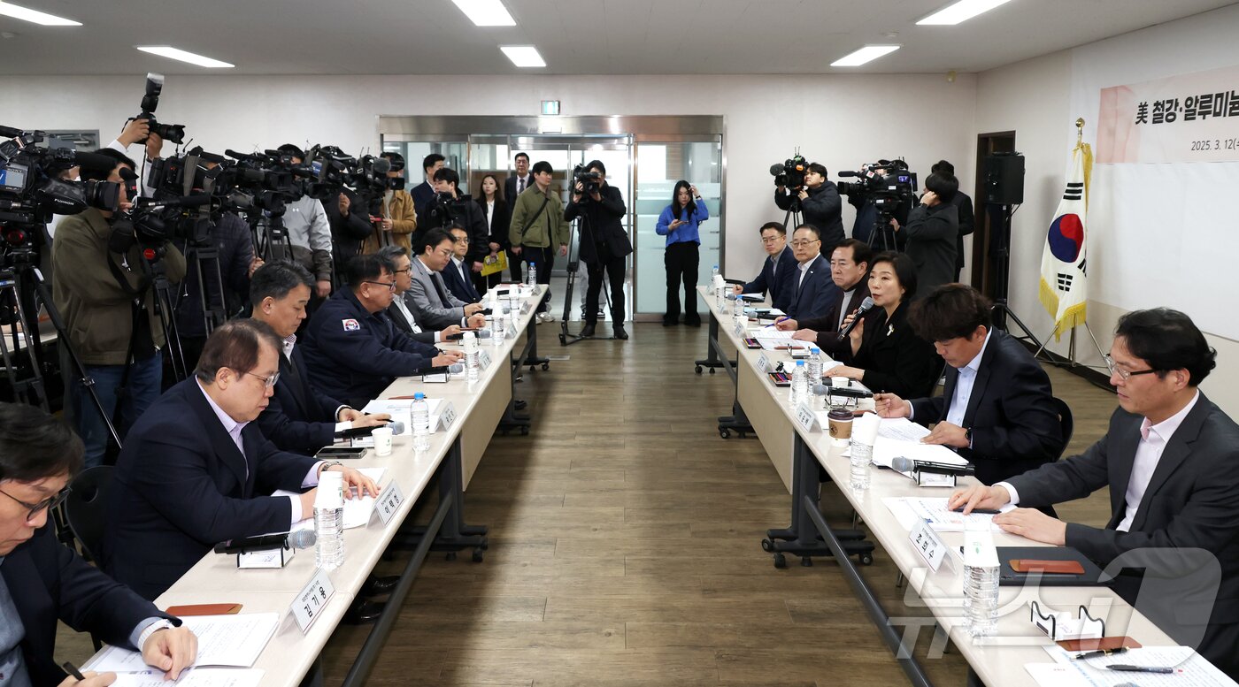 본문 이미지 - 오영주 중소벤처기업부 장관이 철강·알루미늄 제조 중소기업과의 간담회에서 발언하고 있다.(중소기업중앙회 제공)