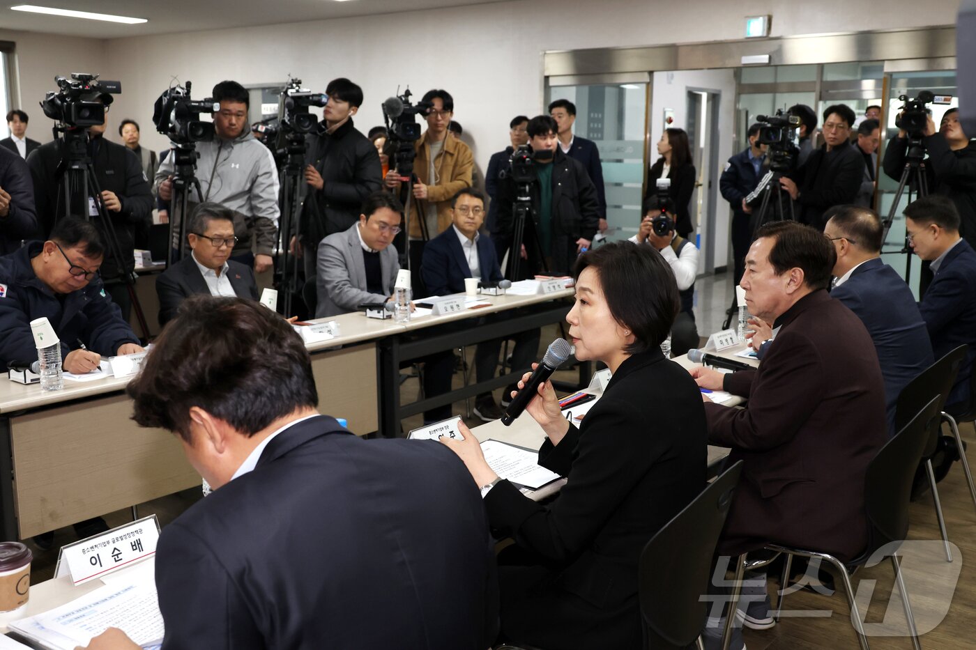 본문 이미지 - 오영주 중소벤처기업부장관이 철강·알루미늄 제조 중소기업들과의 간담회에서 발언하고 있다.(중소기업중앙회 제공)
