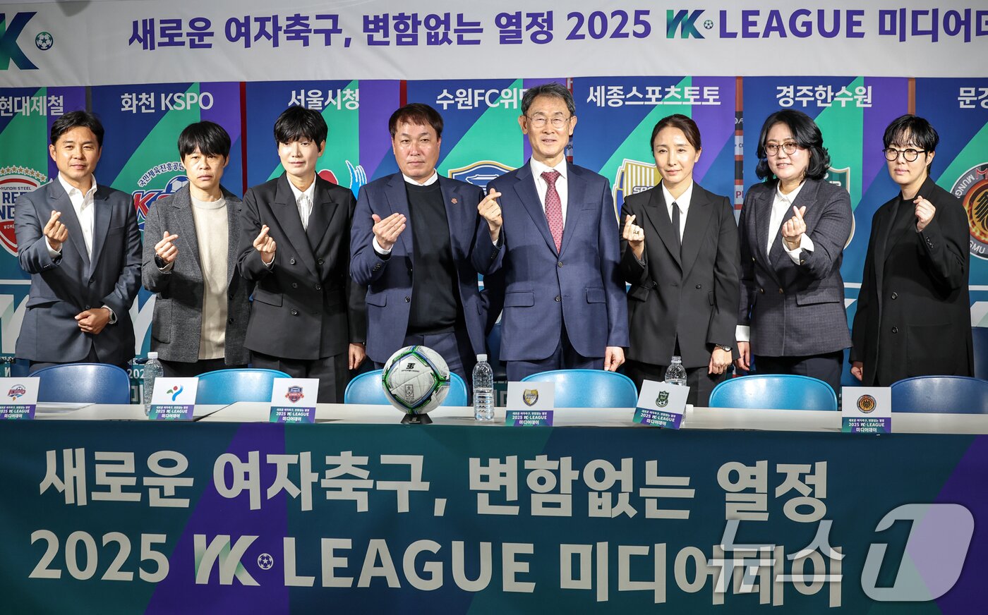 본문 이미지 - WK리그 감독들이 12일 오후 서울 종로구 축구회관에서 열린 &#39;2025 WK리그 미디어데이&#39;에서 기념촬영을 하고 있다. . 2025.3.12/뉴스1 ⓒ News1 민경석 기자