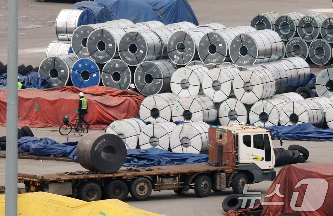 본문 이미지 - 도널드 트럼프 미국 대통령이 모든 국가의 철강과 알루미늄에 부과한 25% 관세가 지난 3월 12일 오전 0시(현지시간, 한국시간 12일 오후 1시)를 기해 발효됐다. 트럼프 2기 행정부 들어 국가가 아닌 전 세계 제품을 상대로 한 첫 추가 관세로, 한국산 제품 역시 트럼프 2기 들어 처음 추가 관세 부담을 지게 됐다. 사진은 12일 오후 경기 평택시 포승읍 평택항 수출 야적장에 철강 제품이 쌓여 있는 모습. 2025.3.12/뉴스1 ⓒ News1 김영운 기자