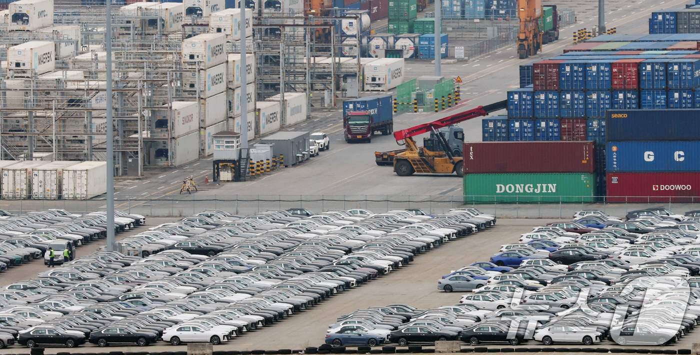 (평택=뉴스1) 김영운 기자 = 도널드 트럼프 미국 대통령이 모든 국가의 철강과 알루미늄에 부과한 25% 관세가 12일 오전 0시(현지시간, 한국시간 12일 오후 1시)를 기해 발 …