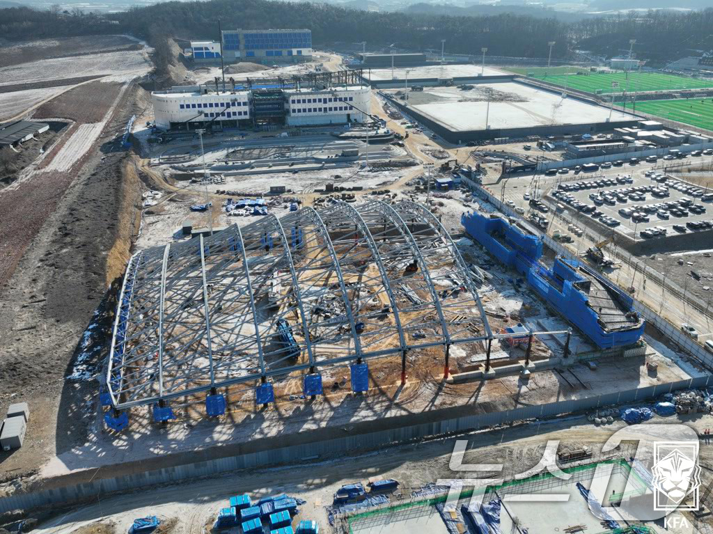 (서울=뉴스1) = 정몽규 대한축구협회 회장이 12일 충남 천안 대한민국축구종합센터 건설현황 미디어 브리핑 행사에서 축구종합센터가 '겨울철 논두렁 잔디' 문제 해결을 위한 '연구개 …