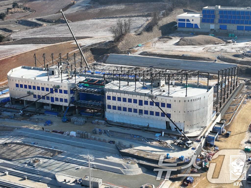 본문 이미지 - 정몽규 대한축구협회 회장이 12일 충남 천안 대한민국축구종합센터 건설현황 미디어 브리핑 행사에서 축구종합센터가 &#39;겨울철 논두렁 잔디&#39; 문제 해결을 위한 &#39;연구개발&#40;R&D&#41; 기능&#39;을 제공할 수 있다고 밝혔다. 사진은 건설 중인 천안축구종합센터. &#40;대한축구협회 제공. 재판매 및 DB 금지&#41; 2025.3.12/뉴스1