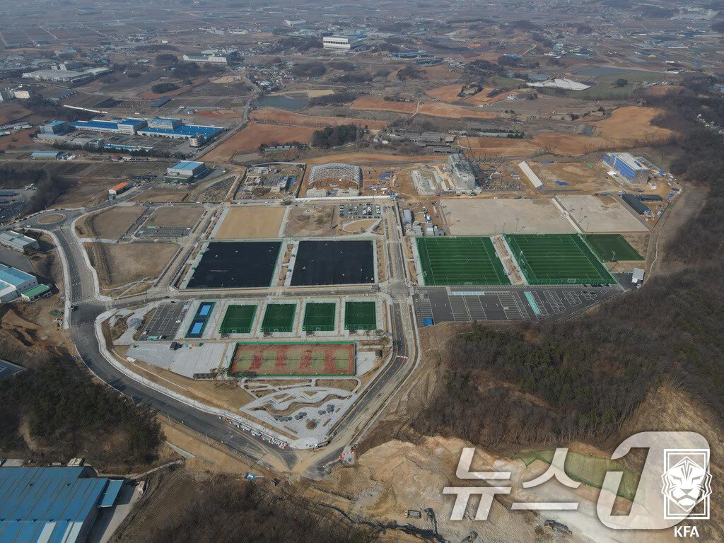 본문 이미지 - 정몽규 대한축구협회 회장이 12일 충남 천안 대한민국축구종합센터 건설현황 미디어 브리핑 행사에서 축구종합센터가 &#39;겨울철 논두렁 잔디&#39; 문제 해결을 위한 &#39;연구개발&#40;R&D&#41; 기능&#39;을 제공할 수 있다고 밝혔다. 사진은 건설 중인 천안축구종합센터. &#40;대한축구협회 제공. 재판매 및 DB 금지&#41; 2025.3.12/뉴스1
