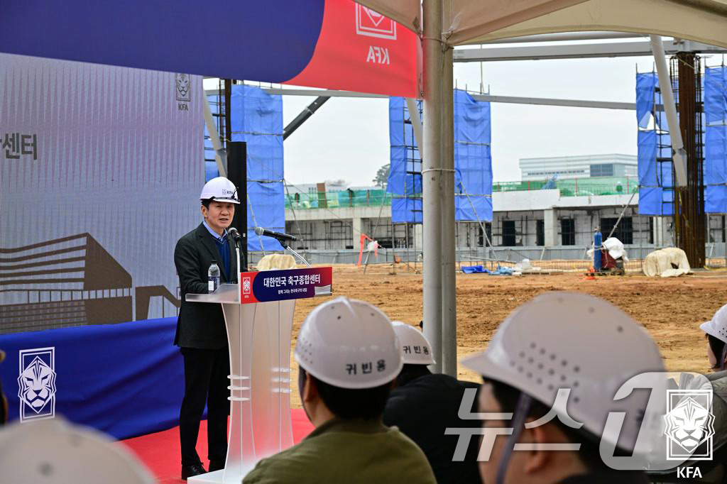 (서울=뉴스1) = 정몽규 대한축구협회 회장이 12일 충남 천안 축구종합센터 건설현황 미디어 브리핑 행사에서 기자들에게 천안 대한민국축구종합센터 건설 현황을 설명하고 있다. (대한 …