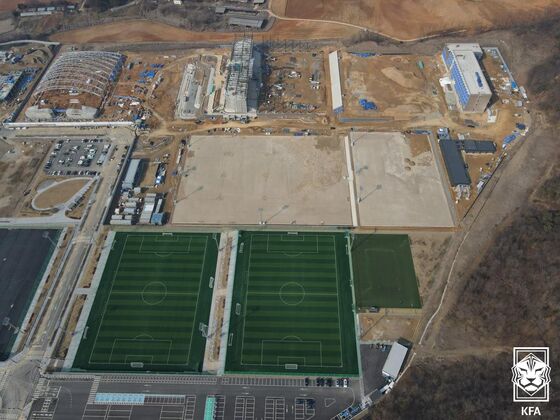 천안 축구종합센터, 고질적 경기장 잔디 논란 해법 찾는다