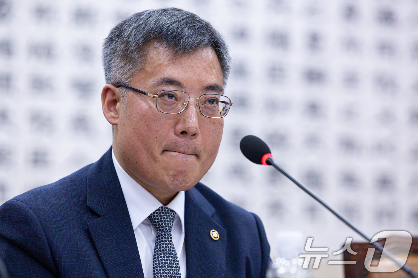 (서울=뉴스1) 이재명 기자 = 김석우 법무부 장관 직무대행이 12일 오후 서울 여의도 국회에서 열린 제423회 국회(임시) 법제사법위원회 제1차 전체회의에서 의원 질의를 듣고 있 …