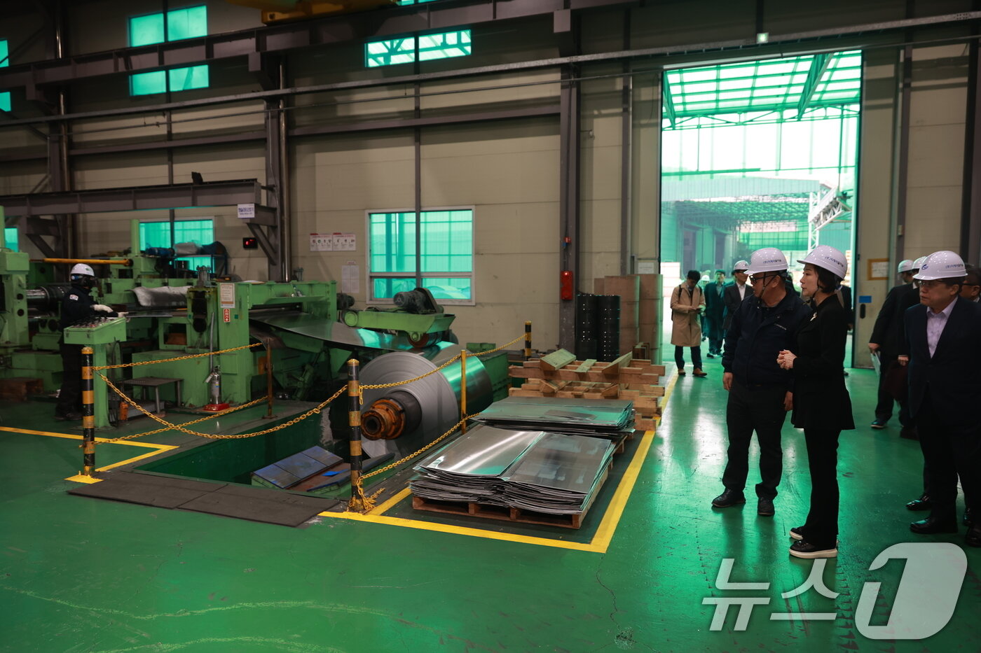 본문 이미지 - 오영주 중소벤처기업부 장관이 알루미늄 제품 생산시설을 둘러보고 있다. &#40;중소기업벤처부 제공. 재판매 및 DB 금지&#41;/뉴스1