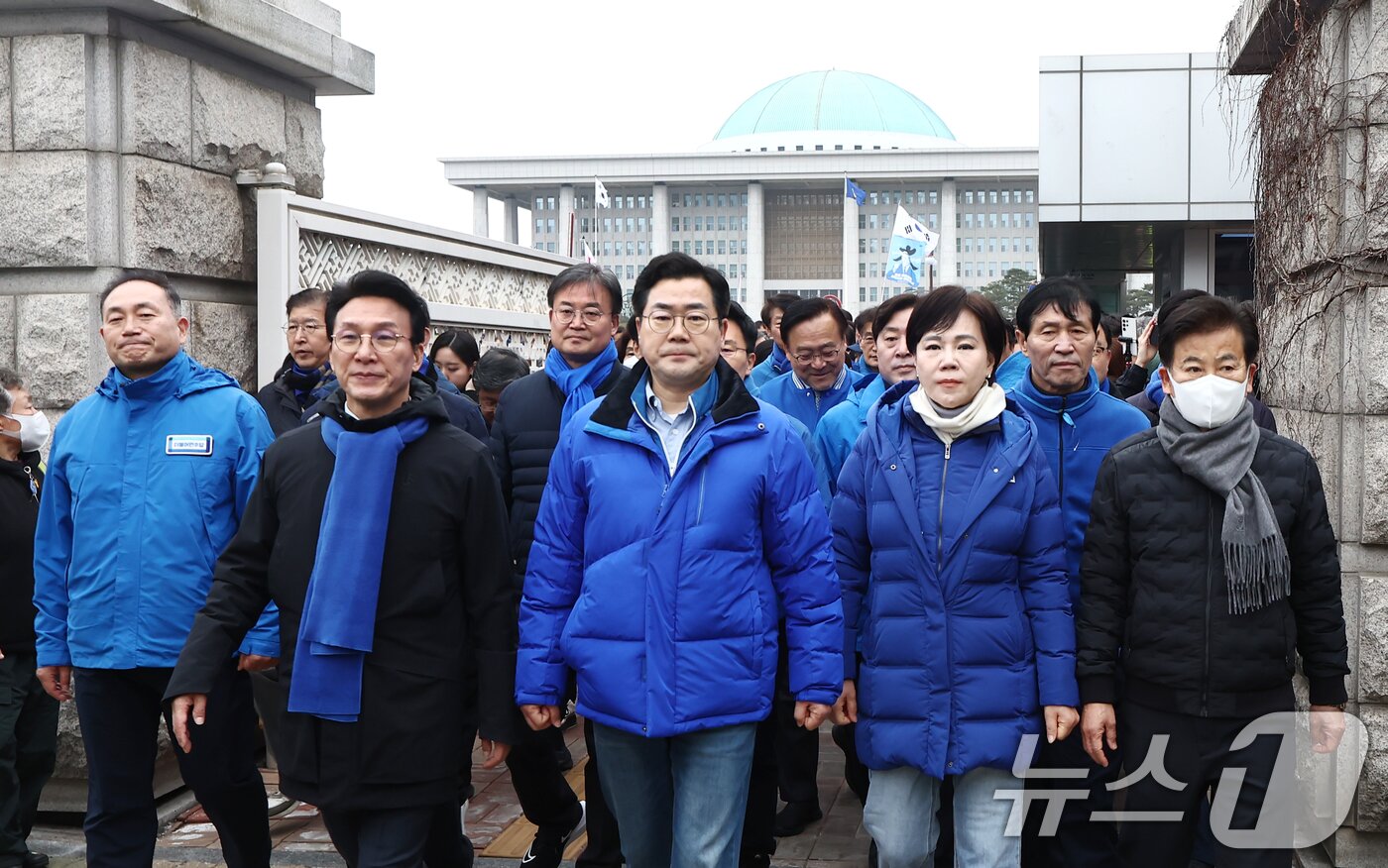 본문 이미지 - 더불어민주당 박찬대 원내대표를 비롯한 의원들이 12일 오후 서울 여의도 국회 본청 앞에서 내란수괴 윤석열 파면 촉구 국회의원 도보행진 출정식을 마친 후 광화문을 향해 행진하고 있다. 2025.3.12/뉴스1 ⓒ News1 김민지 기자