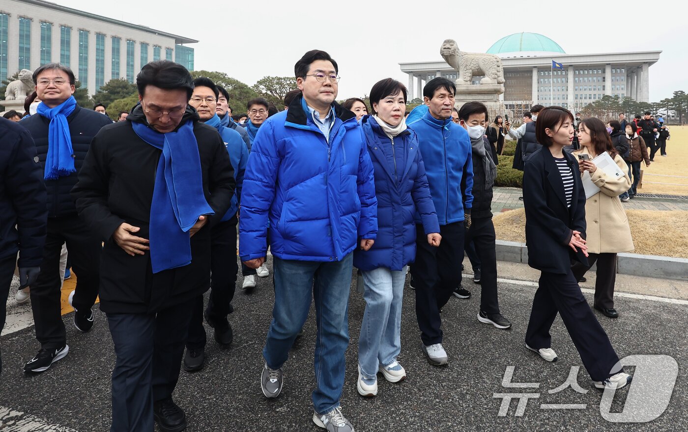 본문 이미지 - 더불어민주당 박찬대 원내대표를 비롯한 의원들이 12일 오후 서울 여의도 국회 본청 앞에서 내란수괴 윤석열 파면 촉구 국회의원 도보행진 출정식을 마친 후 광화문을 향해 행진하고 있다. 2025.3.12/뉴스1 ⓒ News1 김민지 기자