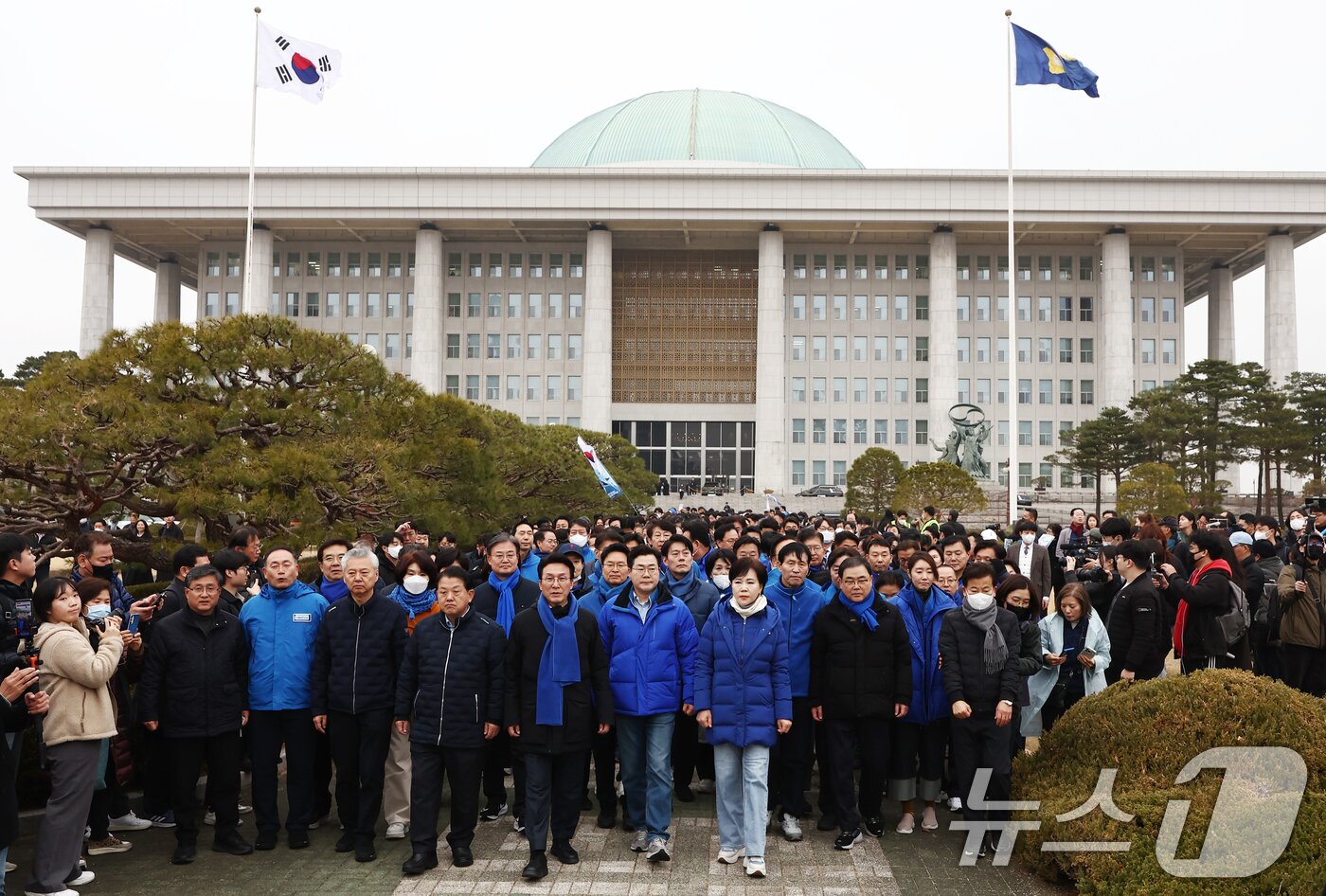 본문 이미지 - 더불어민주당 박찬대 원내대표를 비롯한 의원들이 12일 오후 서울 여의도 국회 본청 앞에서 내란수괴 윤석열 파면 촉구 국회의원 도보행진 출정식을 마친 후 광화문을 향해 행진하고 있다. 2025.3.12/뉴스1 ⓒ News1 김민지 기자