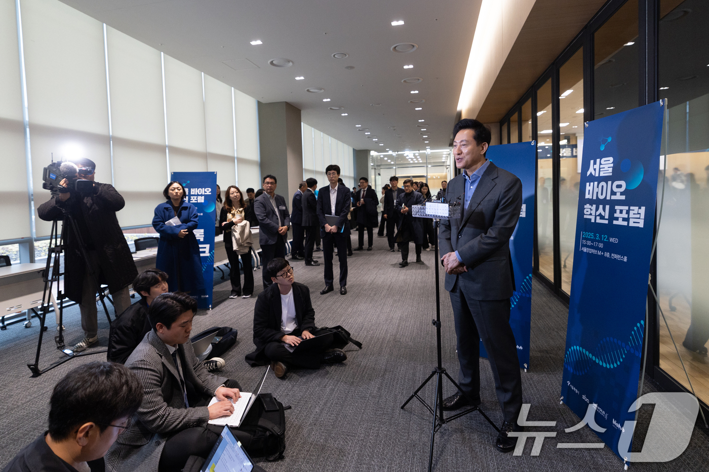 (서울=뉴스1) 이승배 기자 = 오세훈 서울시장이 12일 오후 서울 강서구 서울창업허브M+에서 열린 '서울 바이오 혁신 포럼'을 마치고 백브리핑하고 있다. 2025.3.12/뉴스1 …