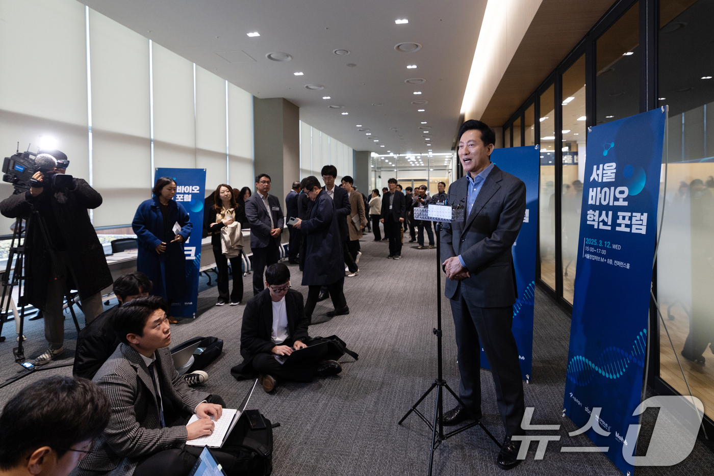 (서울=뉴스1) 이승배 기자 = 오세훈 서울시장이 12일 오후 서울 강서구 서울창업허브M+에서 열린 '서울 바이오 혁신 포럼'을 마치고 백브리핑하고 있다.  2025.3.12/뉴스 …