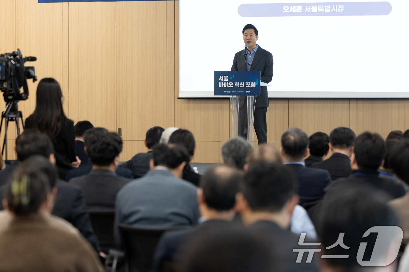 (서울=뉴스1) 이승배 기자 = 오세훈 서울시장이 12일 오후 서울 강서구 서울창업허브M+에서 열린 '서울 바이오 혁신 포럼'에 참석해 개회사하고 있다. 2025.3.12/뉴스1