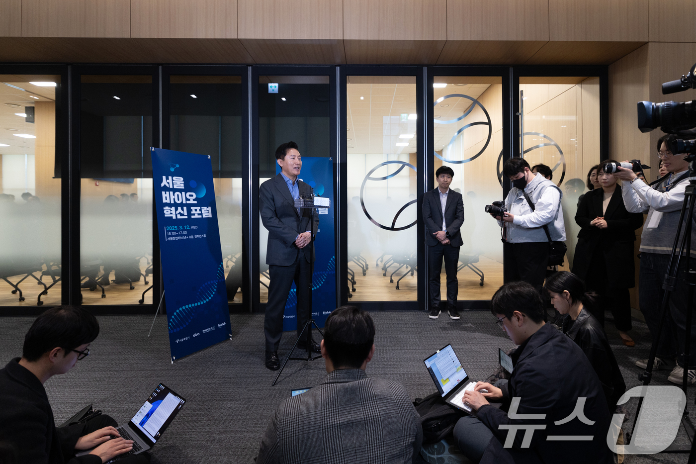 (서울=뉴스1) 이승배 기자 = 오세훈 서울시장이 12일 오후 서울 강서구 서울창업허브M+에서 열린 '서울 바이오 혁신 포럼'을 마치고 백브리핑하고 있다. 2025.3.12/뉴스1 …