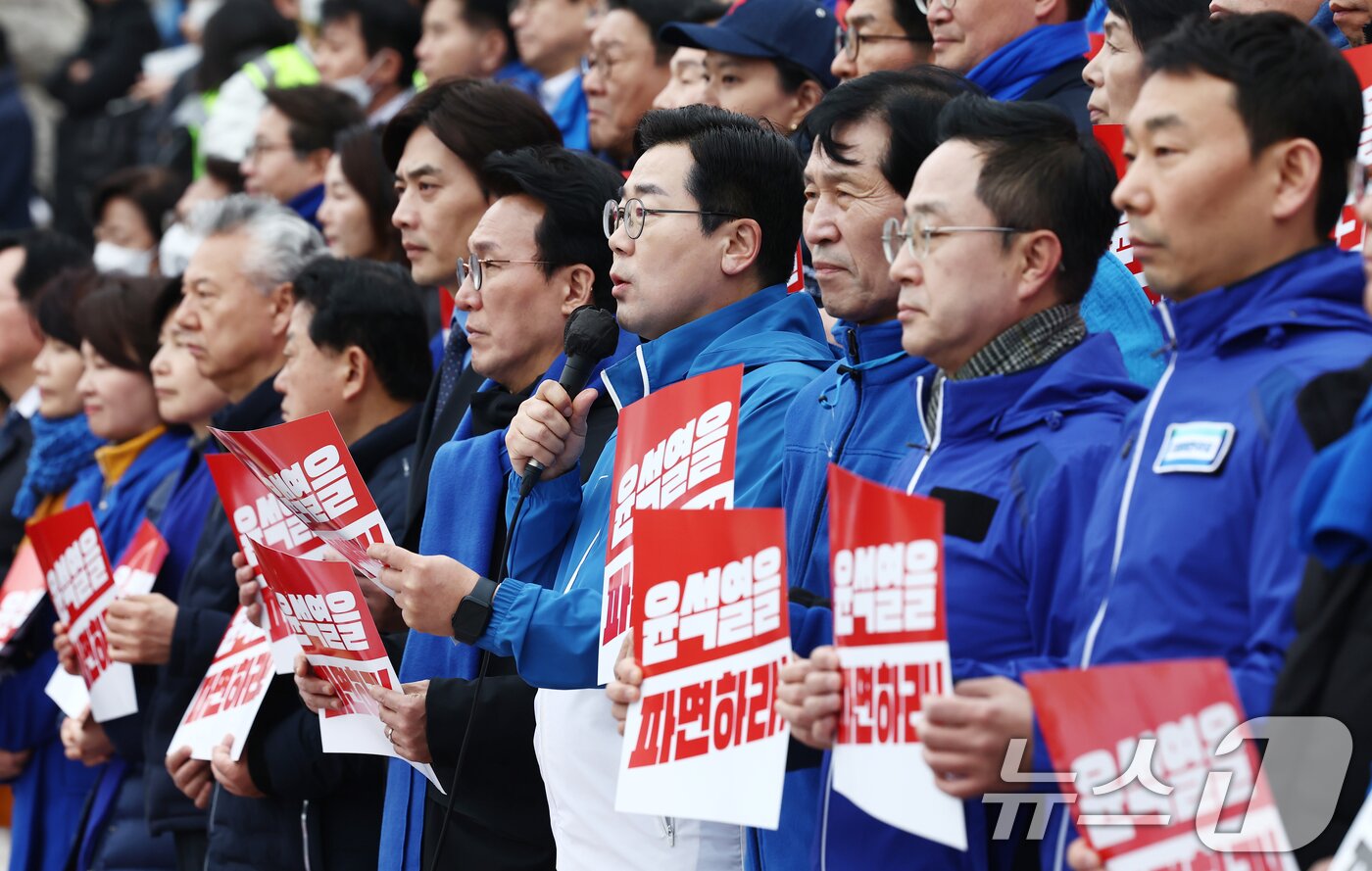 본문 이미지 - 박찬대 더불어민주당 원내대표가 12일 오후 서울 여의도 국회 본청 앞에서 열린 내란수괴 윤석열 파면 촉구 국회의원 도보행진 출정식에서 도보행진에 앞서 발언하고 있다. 2025.3.12/뉴스1 ⓒ News1 김민지 기자