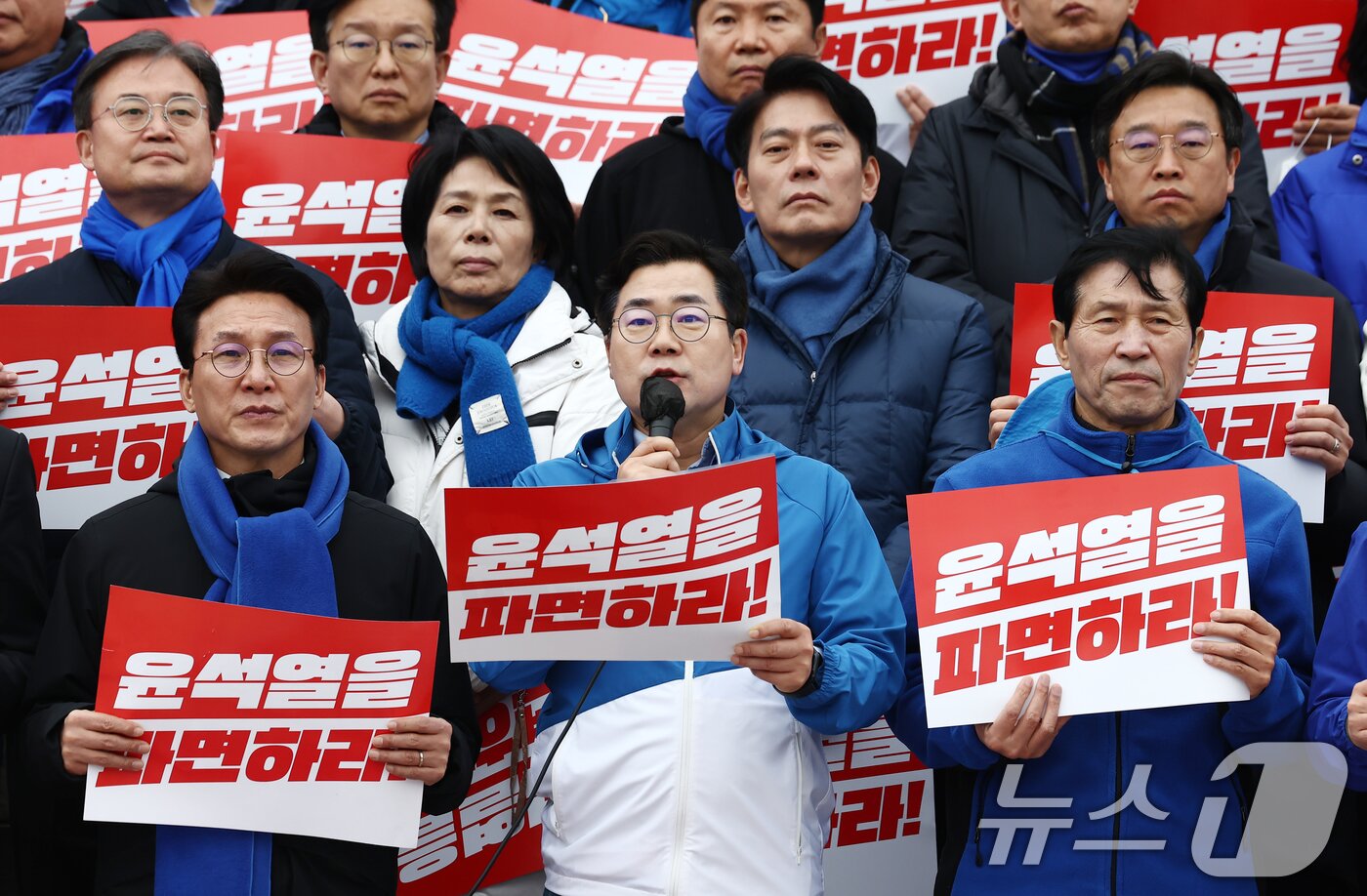 본문 이미지 - 박찬대 더불어민주당 원내대표가 12일 오후 서울 여의도 국회 본청 앞에서 열린 내란수괴 윤석열 파면 촉구 국회의원 도보행진 출정식에서 도보행진에 앞서 발언하고 있다. 2025.3.12/뉴스1 ⓒ News1 김민지 기자