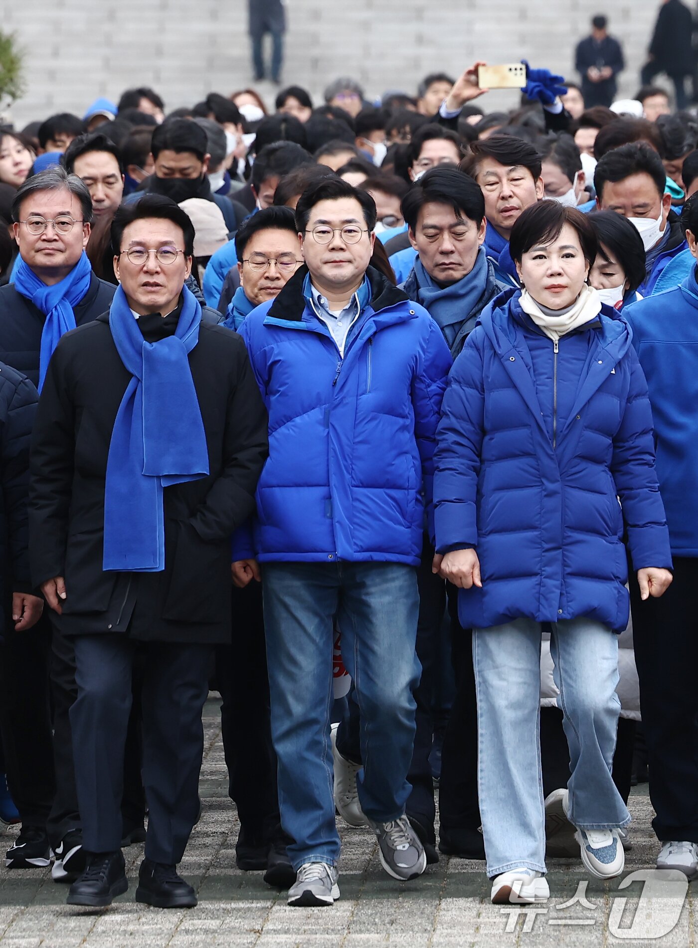 본문 이미지 - 더불어민주당 박찬대 원내대표를 비롯한 의원들이 12일 오후 서울 여의도 국회 본청 앞에서 내란수괴 윤석열 파면 촉구 국회의원 도보행진 출정식을 마친 후 광화문을 향해 행진하고 있다. 앞줄 왼쪽부터 김민석 수석 최고위원, 박 원내대표, 전현희 최고위원. 2025.3.12/뉴스1 ⓒ News1 김민지 기자