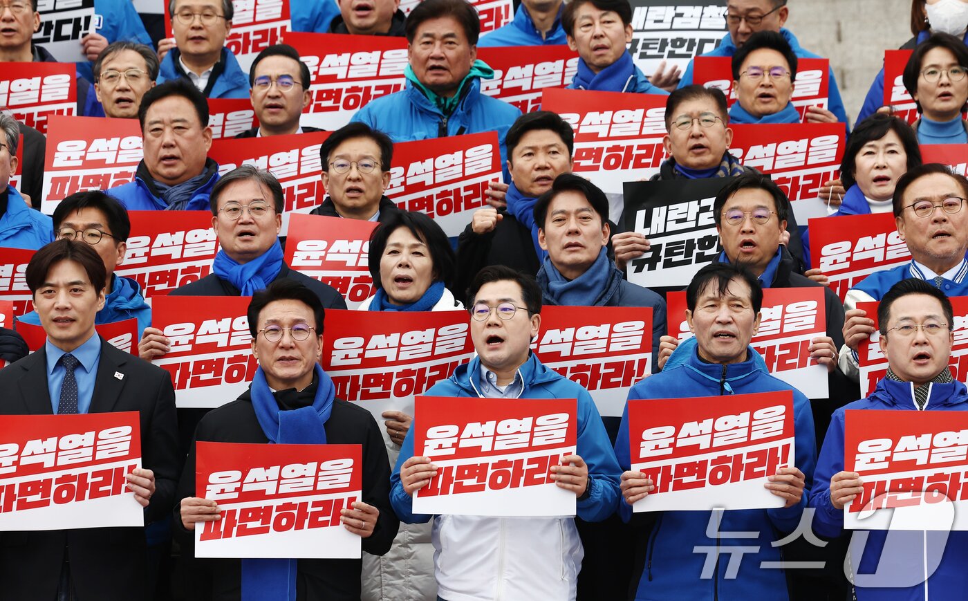 본문 이미지 - 더불어민주당 박찬대 원내대표를 비롯한 의원들이 12일 오후 서울 여의도 국회 본청 앞에서 열린 내란수괴 윤석열 파면 촉구 국회의원 도보행진 출정식에서 구호를 외치고 있다. 2025.3.12/뉴스1 ⓒ News1 김민지 기자