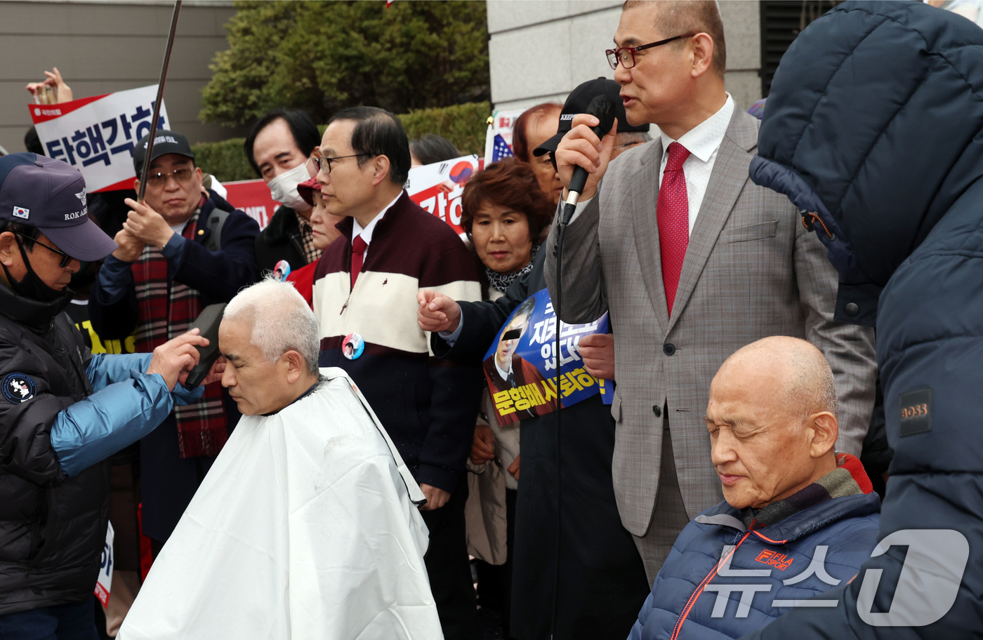 (서울=뉴스1) 김명섭 기자 = 12일 서울 종로구 헌법재판소에서 윤석열 대통령 지지자인 기독교인들이 탄핵심판 각하를 촉구하며 삭발을 하고 있다. 2025.3.12/뉴스1