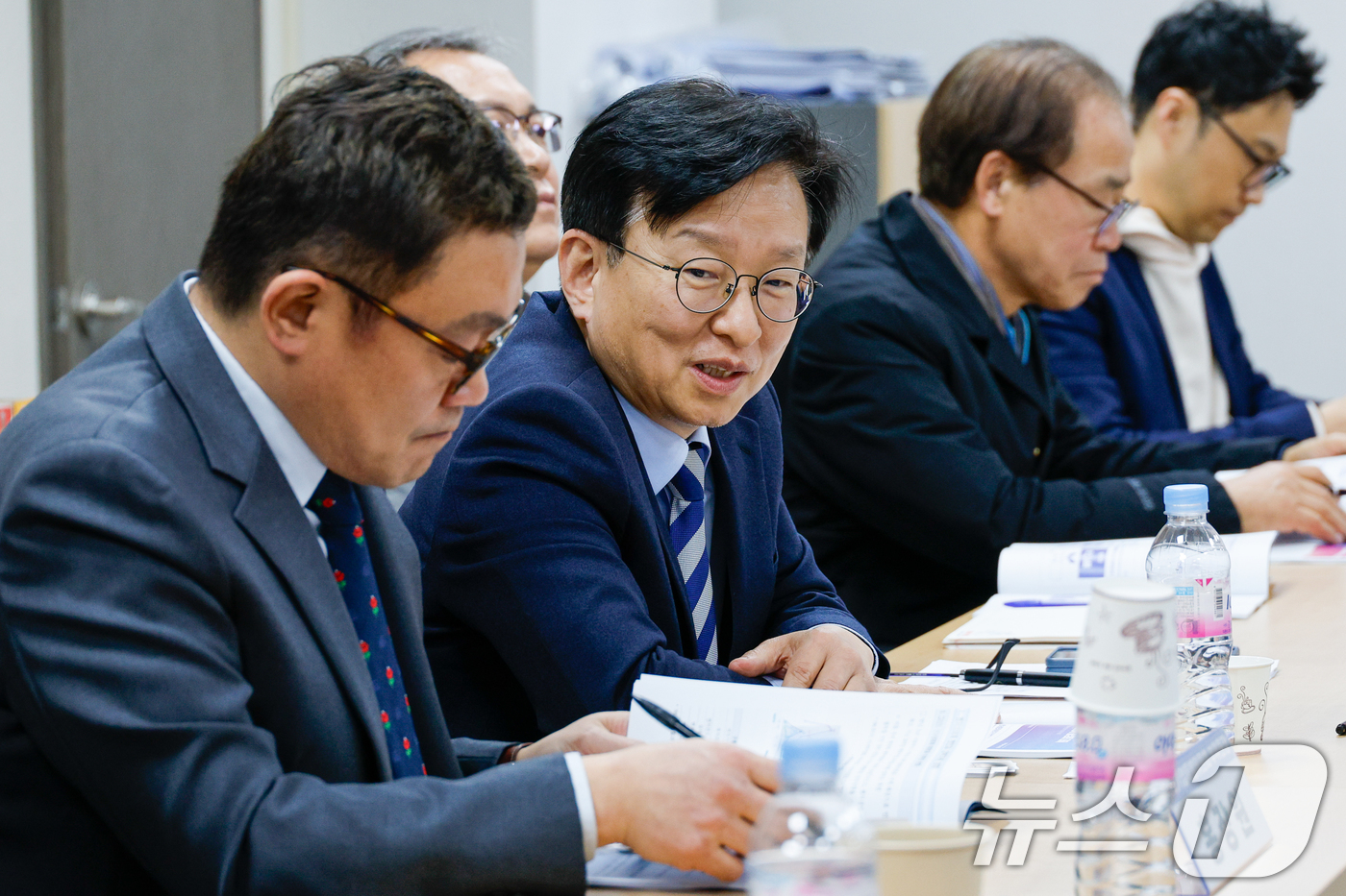 (서울=뉴스1) 안은나 기자 = 12일 서울 여의도 국회의원회관에서 열린 더불어민주당 중소기업특별위원회 주최 벤처생태계 활성화 방안 마련 토론회에서 권칠승 위원장이 인사말을 하고 …