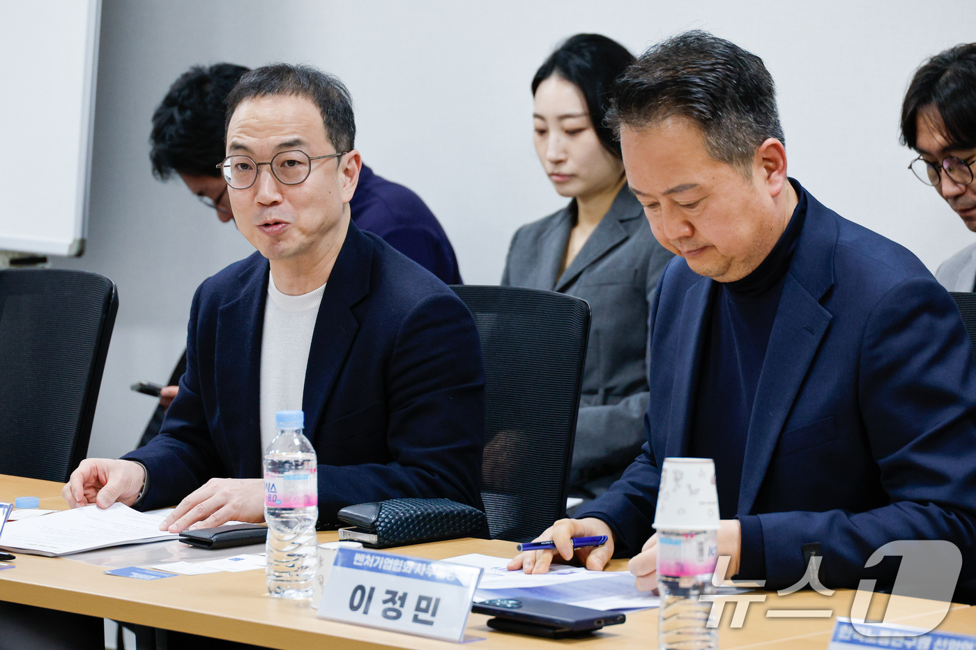 (서울=뉴스1) 안은나 기자 = 12일 서울 여의도 국회의원회관에서 열린 더불어민주당 중소기업특별위원회 주최 벤처생태계 활성화 방안 마련 토론회에서 송병준 벤처기업협회장이 인사말을 …