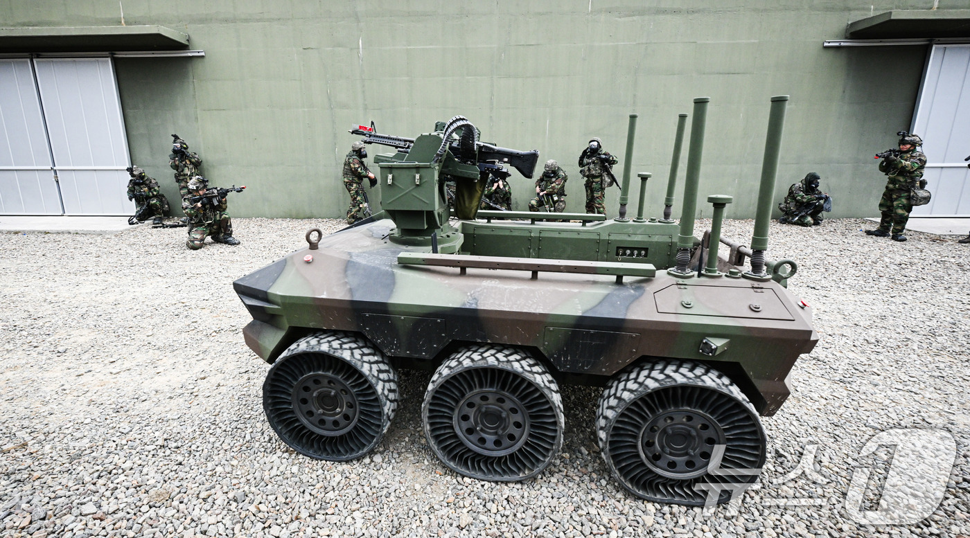 (서울=뉴스1) = 12일 경기 파주시 무건리 훈련장에서 2025년 FS/TIGER 연습 일환으로 열린 ‘연합 WMD 제거작전 훈련’에서 25사단 장병들이 다목적무인차량과 함께 의 …