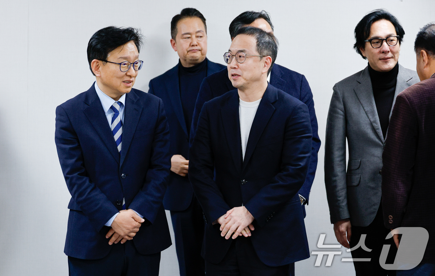 (서울=뉴스1) 안은나 기자 = 12일 서울 여의도 국회의원회관에서 열린 더불어민주당 중소기업특별위원회 주최 벤처생태계 활성화 방안 마련 토론회에서 권칠승 위원장과 송병준 벤처기업 …