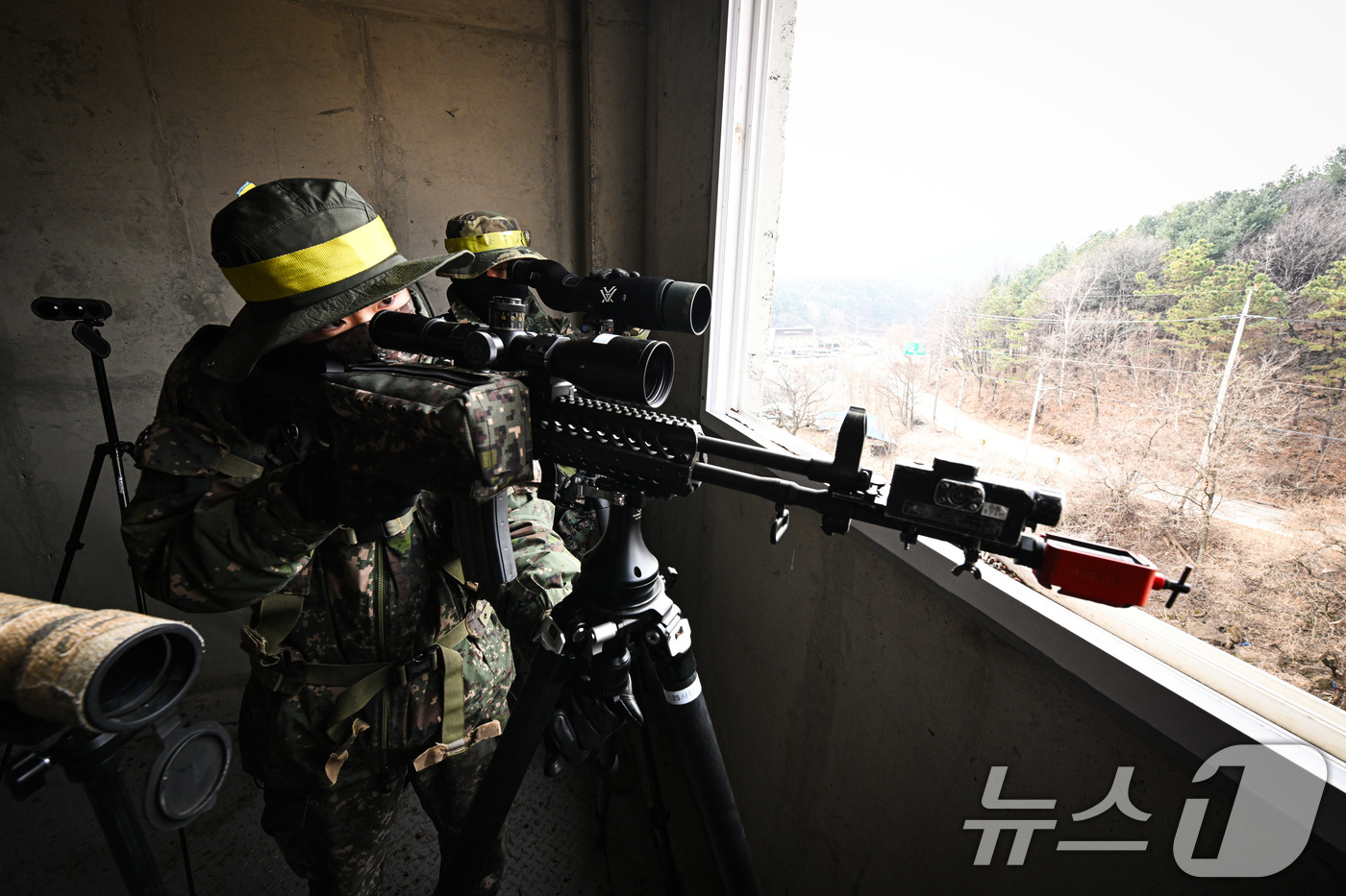 (서울=뉴스1) = 12일 경기 파주시 무건리 훈련장에서 2025년 FS/TIGER 연습 일환으로 열린 ‘연합 WMD 제거작전 훈련’에서 대항군 장병들이 의심시설 내부로 진입하는 …