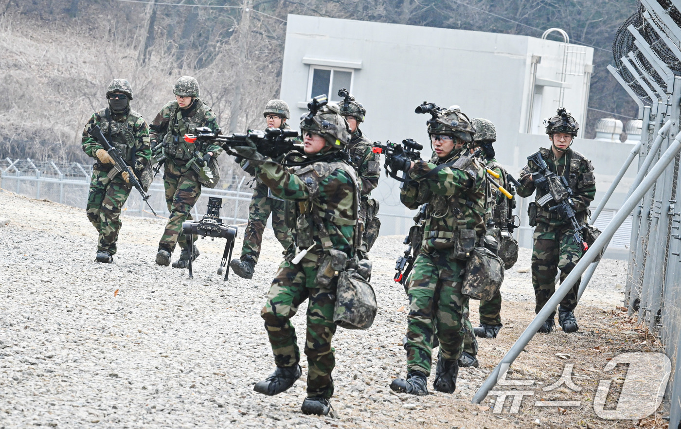 (서울=뉴스1) = 12일 경기 파주시 무건리 훈련장에서 2025년 FS/TIGER 연습 일환으로 열린 ‘연합 WMD 제거작전 훈련’에서 25사단 장병들이 다족보행로봇과 함께 의심 …
