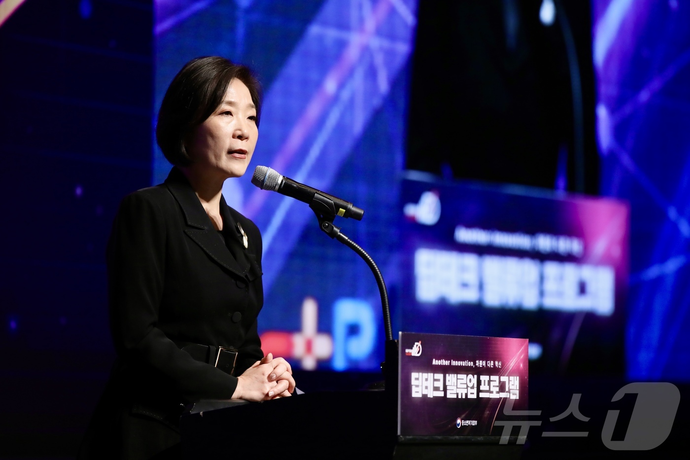 (서울=뉴스1) = 오영주 중소벤처기업부 장관이 12일 서울 서초구 JW메리어트호텔에서 열린 '딥테크 밸류업 프로그램 공동 밋업데이'에서 인사말을 하고 있다. (중소벤처기업부 제공 …