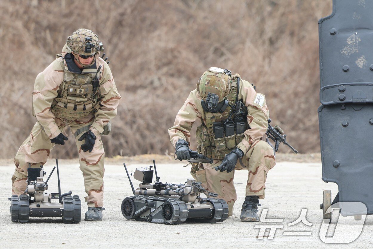 본문 이미지 - 지난해 한미연합 '자유의방패'(Freedom Shield·FS) 연습 일환으로 열린 ‘연합 WMD 제거작전 훈련’에서 주한미군 장병들이 군사용 로봇 '팩봇'을 준비하는 모습. 2025.3.12 ⓒ 뉴스1 (육군 제공. 재판매 및 DB 금지)