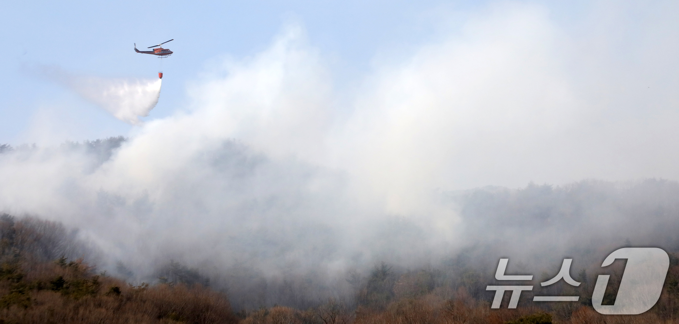 (양산=뉴스1) 윤일지 기자 = 12일 오후 경남 양산시 상북면 외석리의 야산에서 산불이 발생해 산불진화 헬기가 진화작업을 벌이고 있다.이날 산불이 발생한 산은 전날 오후 3시 3 …