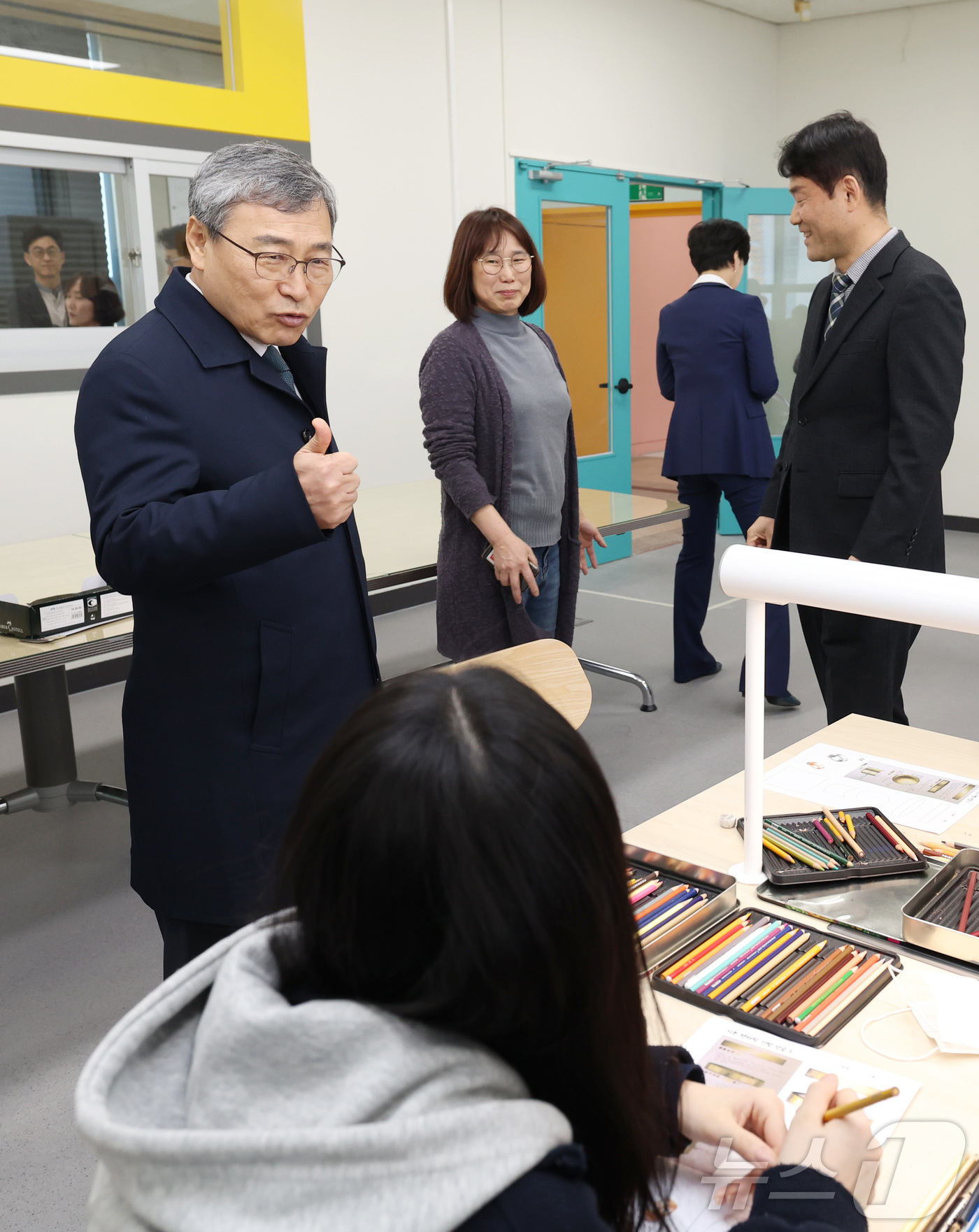 (서울=뉴스1) = 정근식 서울시교육감이 12일 오후 서울 중구 성동공업고등학교를 방문해 학생들의 수업을 참관하고 있다. (서울시교육청 제공. 재판매 및 DB금지) 2025.3.1 …