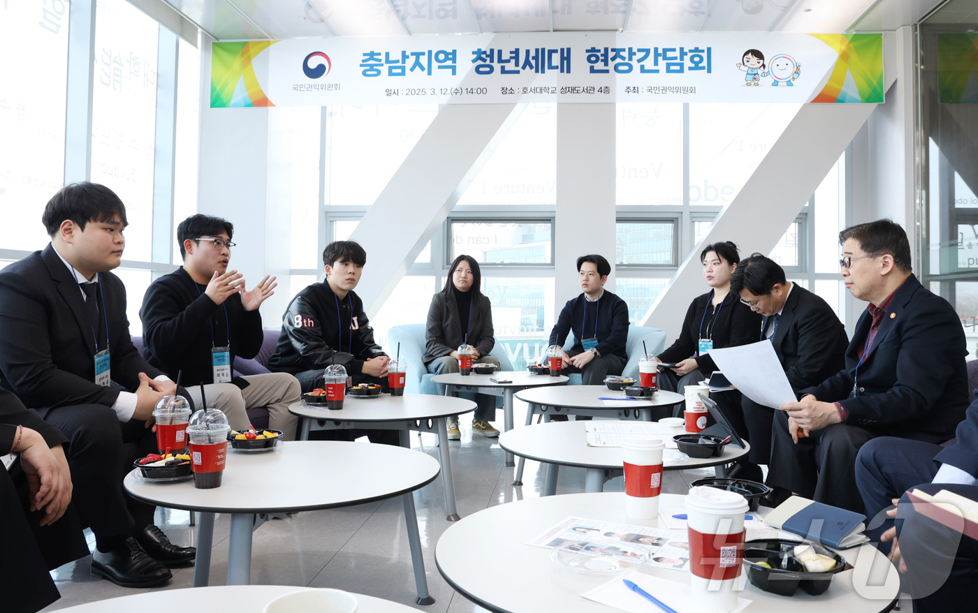 (서울=뉴스1) = 유철환 국민권익위원회 위원장이 12일 충남 아산시 배방읍 호서대학교에서 권익위 이동형 민원창구 '달리는 국민신문고'에 참여한 재학생들과 간담회를 갖고 애로사항 …