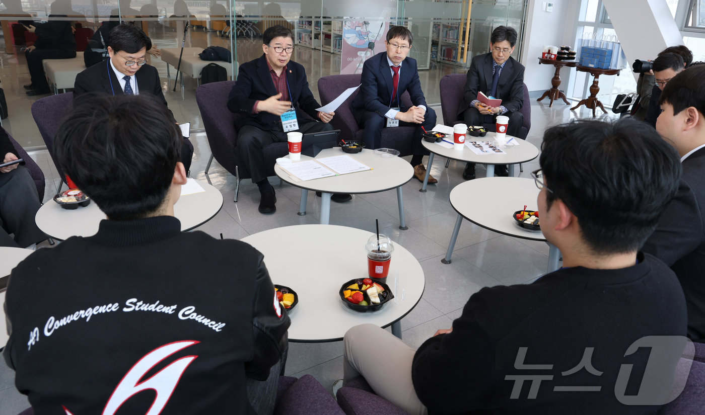 (서울=뉴스1) = 유철환 국민권익위원회 위원장이 12일 충남 아산시 배방읍 호서대학교에서 권익위 이동형 민원창구 '달리는 국민신문고'에 참여한 재학생들과 간담회를 갖고 애로사항 …