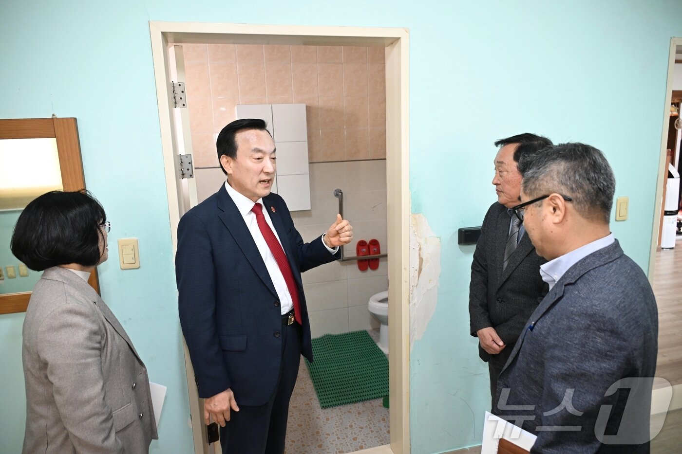 본문 이미지 - 박천동 북구청장이 12일 최근 학대사건이 발생한 장애인거주시설을 방문해 시설 관계자들과 재발 방지대책을 논의하고, 시설을 살펴봤다.(울산 북구 제공.재판매 및 DB 금지)