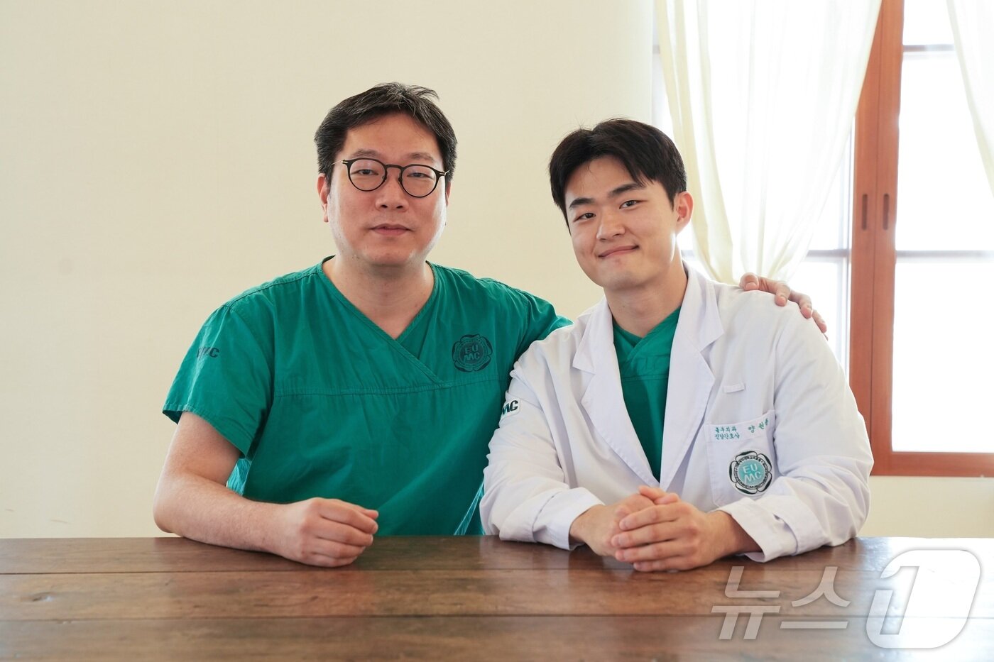 본문 이미지 - 이대서울병원 중환자외과의 김태윤 교수(자문단장)(왼쪽), 양원준 간호사(이대서울병원 제공)