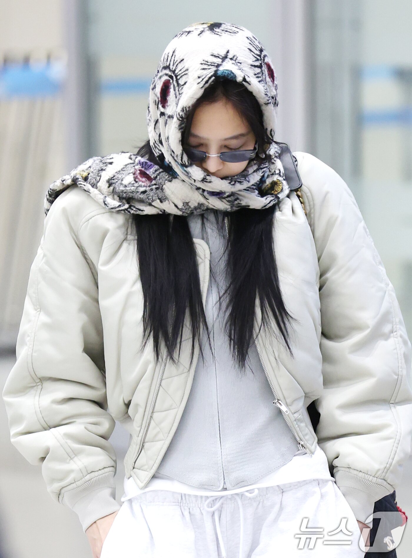 본문 이미지 - 블랙핑크 제니가 해외 일정을 마치고 12일 인천국제공항을 통해 뉴욕에서 입국해 출국장을 나서고 있다. ⓒ News1 권현진 기자