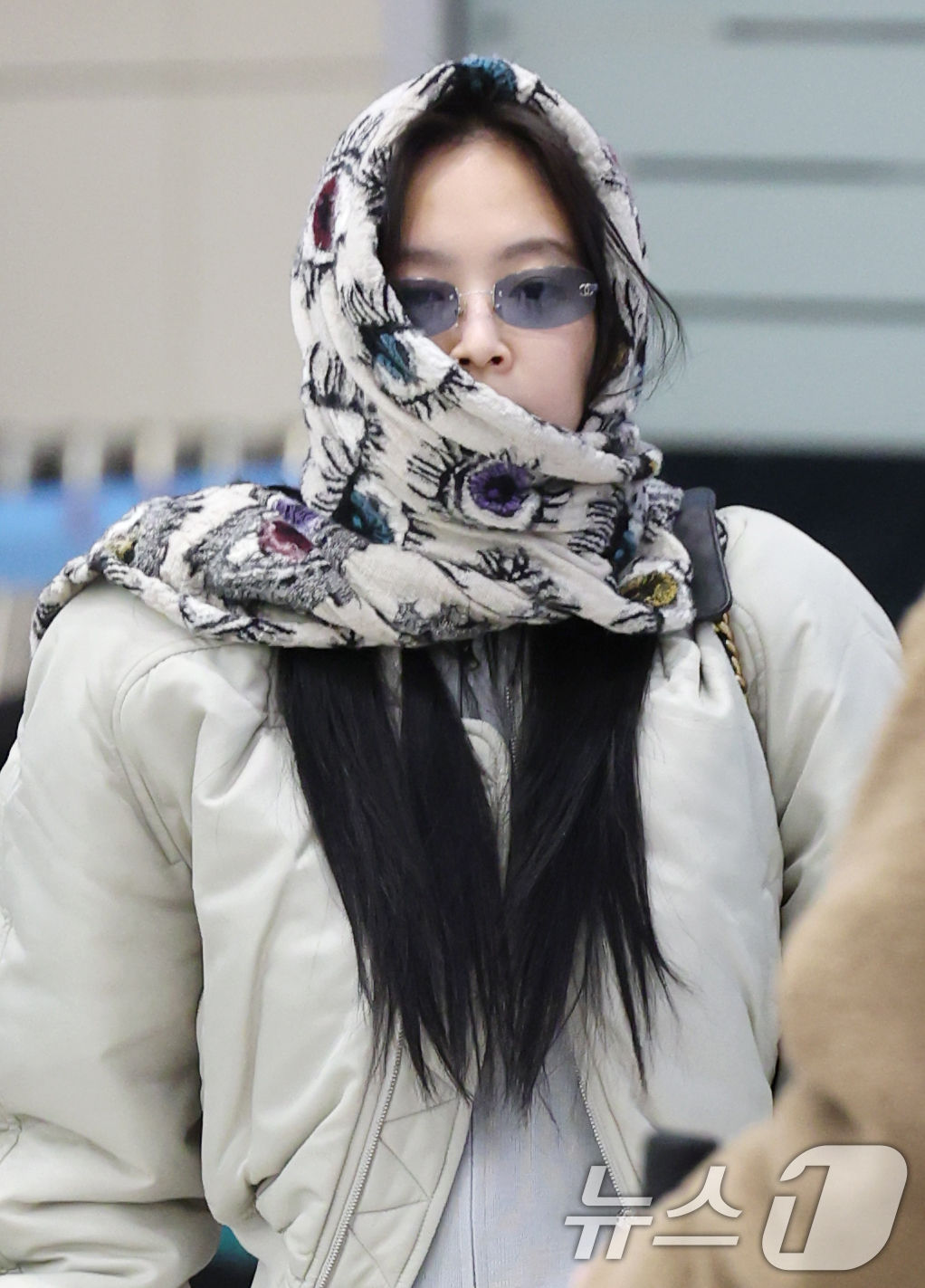 (인천공항=뉴스1) 권현진 기자 = 블랙핑크 제니가 해외 일정을 마치고 12일 인천국제공항을 통해 뉴욕에서 입국하고 있다. 2025.3.12/뉴스1