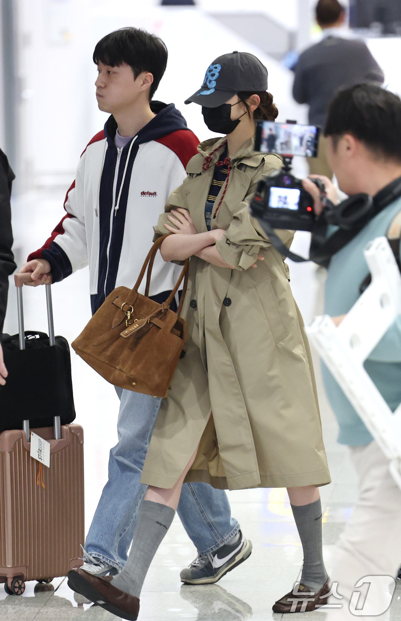 (인천공항=뉴스1) 권현진 기자 = 아이브 장원영이 파리패션위크 일정을 마치고 12일 인천국제공항을 통해 입국하고 있다. 2025.3.12/뉴스1