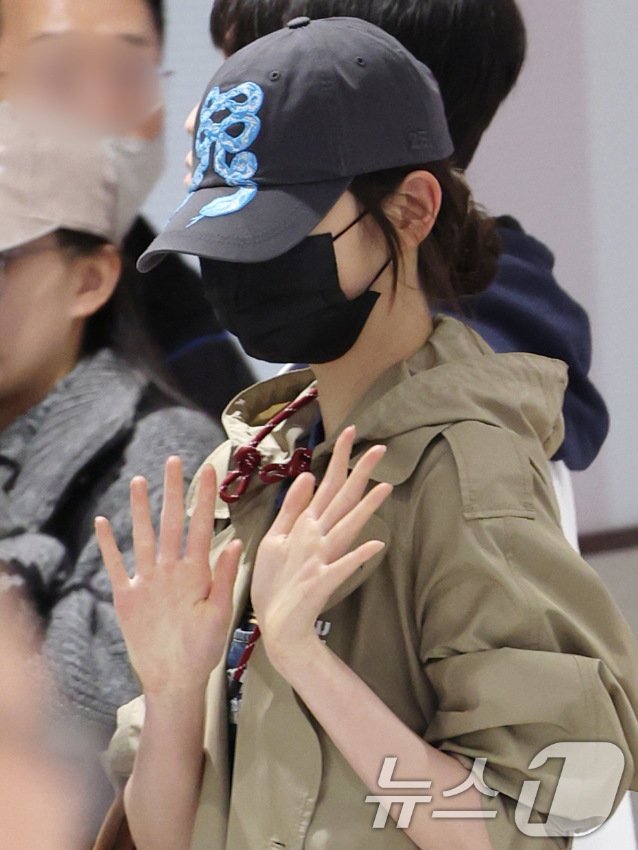 (인천공항=뉴스1) 권현진 기자 = 아이브 장원영이 파리패션위크 일정을 마치고 12일 인천국제공항을 통해 입국하고 있다. 2025.3.12/뉴스1