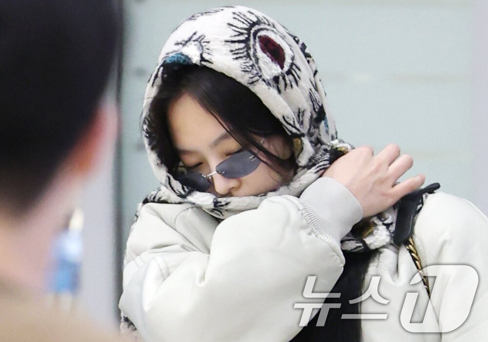 본문 이미지 - 블랙핑크 제니가 해외 일정을 마치고 12일 인천국제공항을 통해 뉴욕에서 입국하고 있다. ⓒ News1 권현진 기자