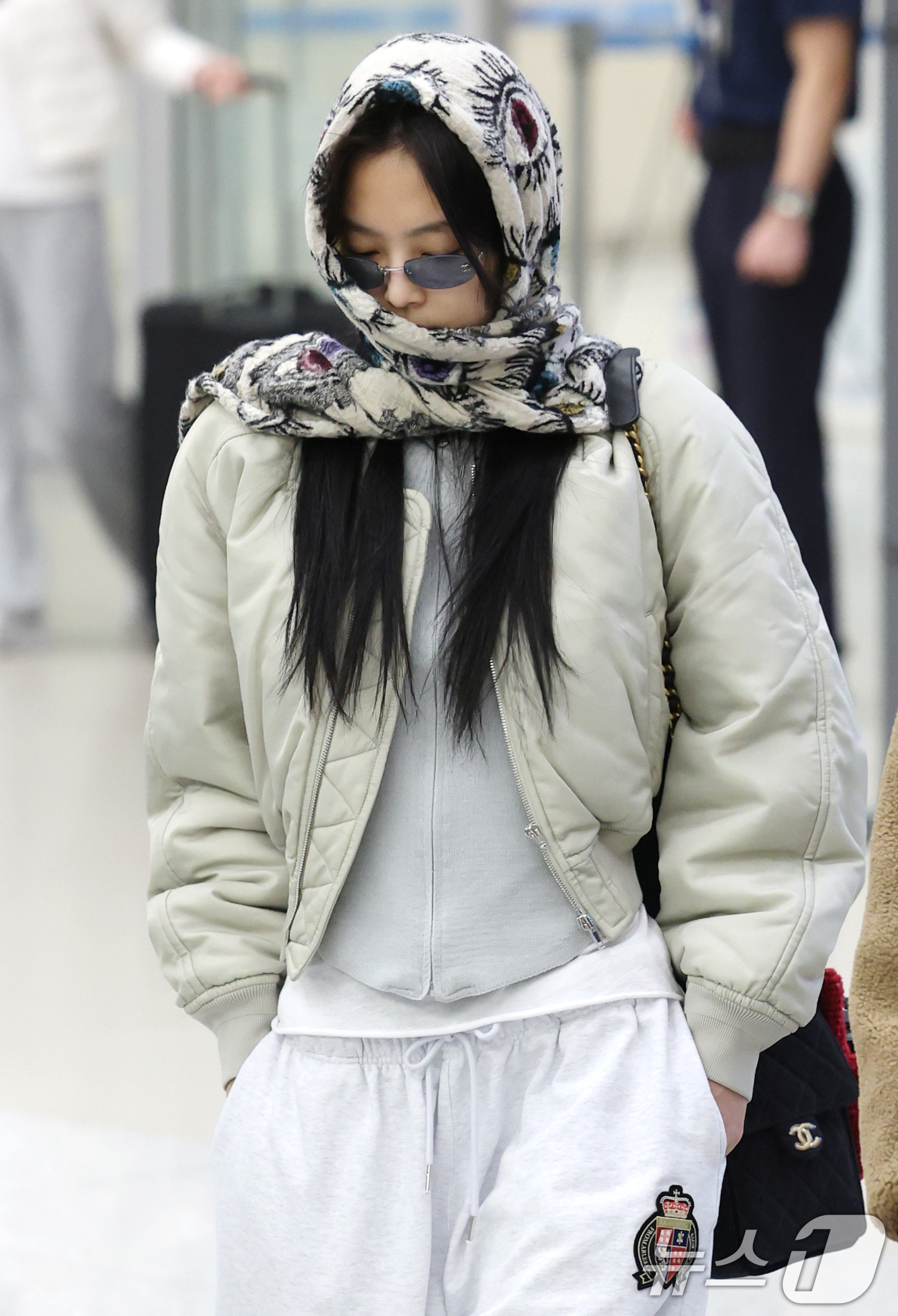 (인천공항=뉴스1) 권현진 기자 = 블랙핑크 제니가 해외 일정을 마치고 12일 인천국제공항을 통해 뉴욕에서 입국하고 있다.  2025.3.12/뉴스1