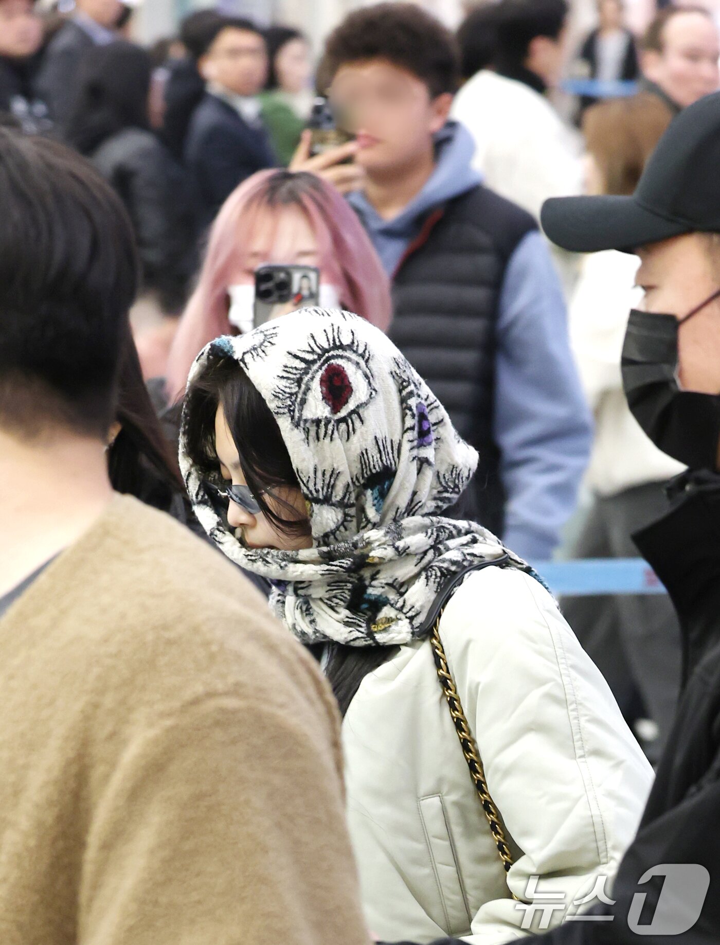 본문 이미지 - 블랙핑크 제니가 해외 일정을 마치고 12일 인천국제공항을 통해 뉴욕에서 입국하고 있다. ⓒ News1 권현진 기자